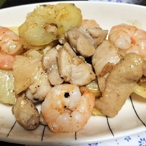 食欲そそる！じゃがいもとエビと鶏肉のガーリック炒め